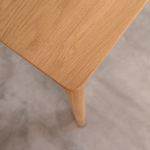Table à manger fixe en bois massif Dita Veskor
