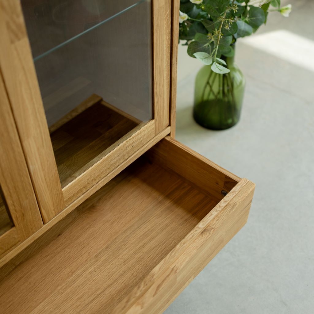 VESKOR Vitrina Malmo madera maciza roble Mueble nórdico moderno