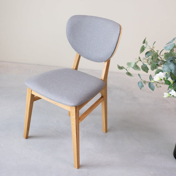 Chaise de salle à manger en bois massif de chêne Nova, revêtement en tissu Gris Nordique/Beige – Lot de 2 ou 4 chaises - NordicStory