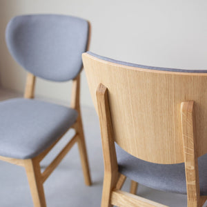Chaise de salle à manger en bois massif de chêne Nova, revêtement en tissu Gris Nordique/Beige – Lot de 2 ou 4 chaises - NordicStory