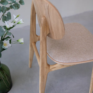 Chaise de salle à manger en bois massif de chêne Varde, revêtement en tissu Gris Nordique/Beige – Lot de 2 ou 4 chaises - NordicStory