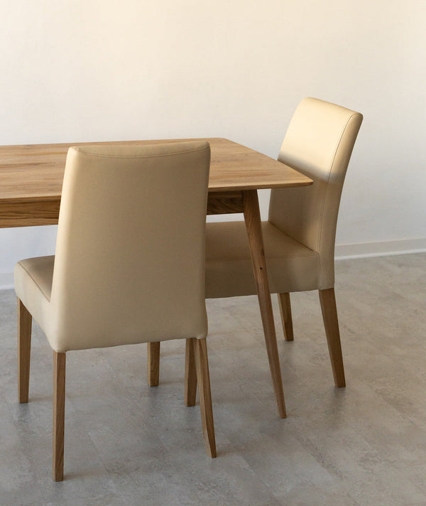 Chaise de salle à manger en bois massif de chêne Malaga, revêtement en simili cuir Beige – Lot de 2 ou 4 chaises - NordicStory