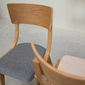 Chaise en bois massif de chêne Lucas, revêtement Gris/Beige - Lot de 2 ou 4 chaises - VESKOR