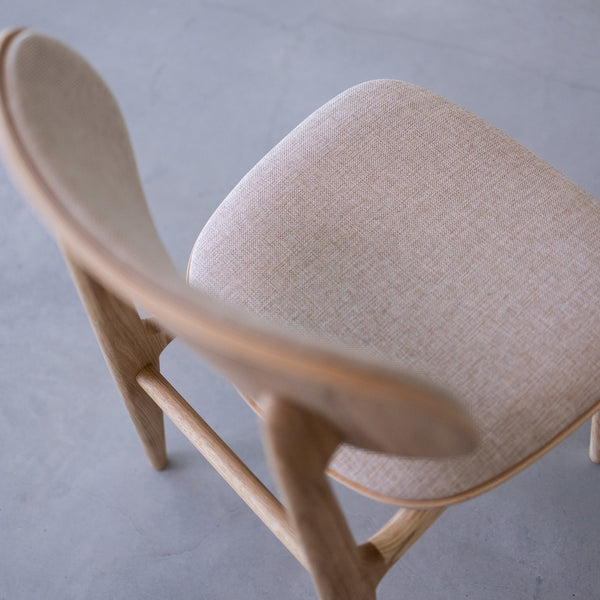 Chaise de salle à manger en bois massif de chêne Varde, revêtement en tissu Gris Nordique/Beige – Lot de 2 ou 4 chaises - NordicStory