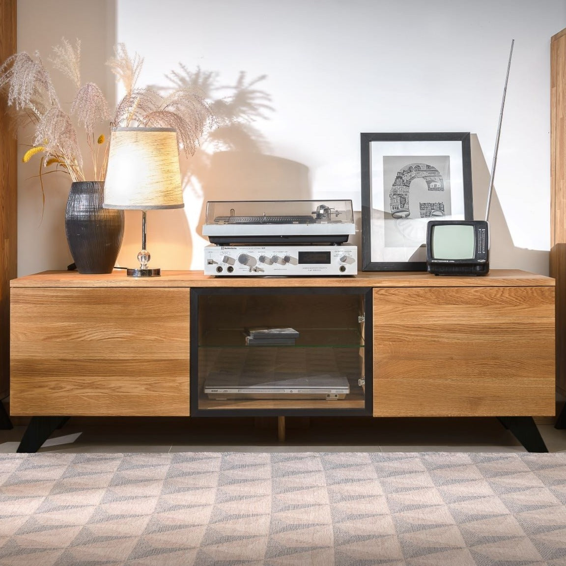 NordicStory Mueble de TV de madera maciza roble con patas de metal color negro Moritz