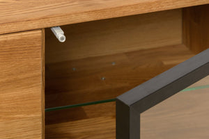 NordicStory Mueble de TV de madera maciza roble con patas de metal color negro Moritz