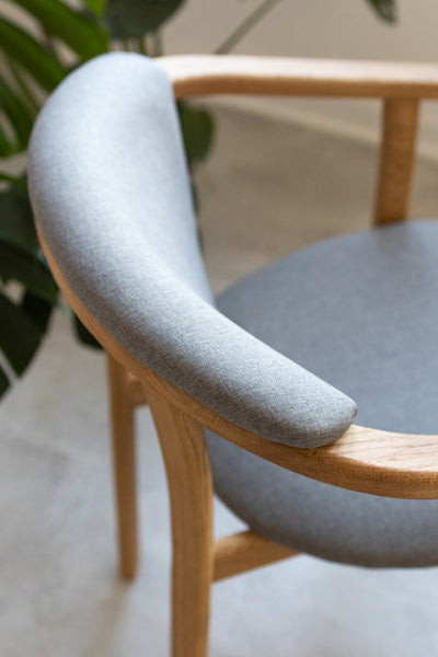 NordicStory Pack de 4 chaises de salle à manger Alexis, structure en chêne massif, revêtement gris nordique