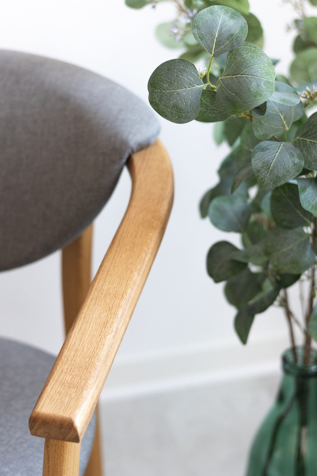 NordicStory Pack de 4 Sillas de Comedor Alexis, Estructura de Madera Maciza de Roble, Tapizado en Color Gris Nordic