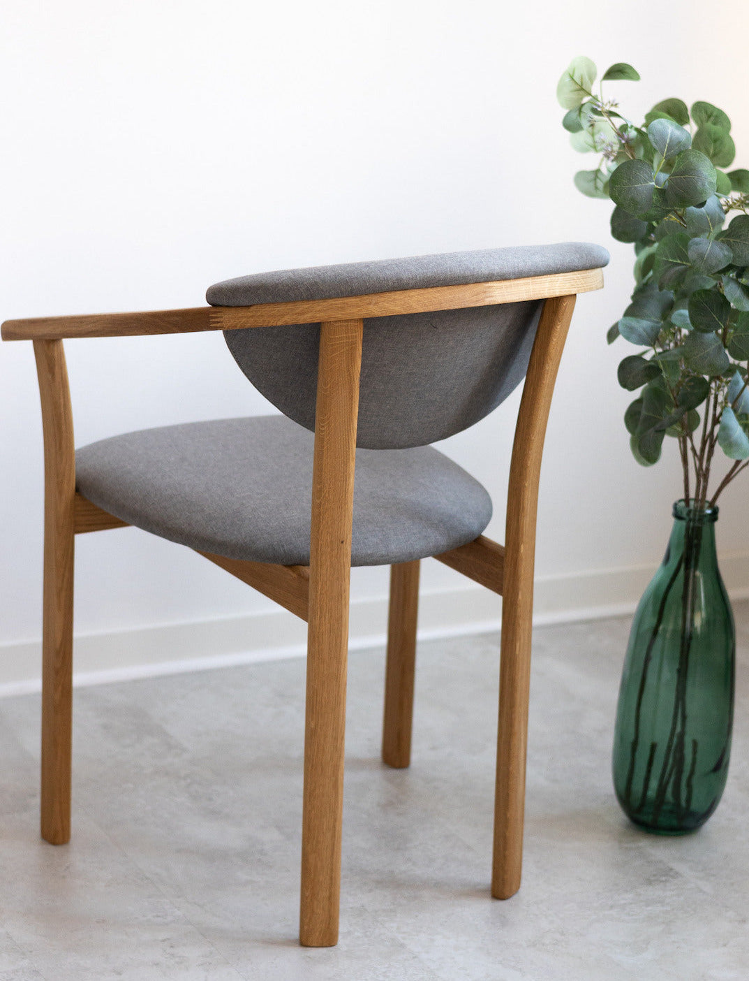 NordicStory Pack de 4 Sillas de Comedor Alexis, Estructura de Madera Maciza de Roble, Tapizado en Color Gris Nordic
