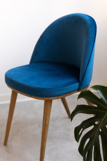 NordicStory Pack de 4 chaises de salle à manger transparentes, cadre en chêne massif, tapisserie en bleu Monako