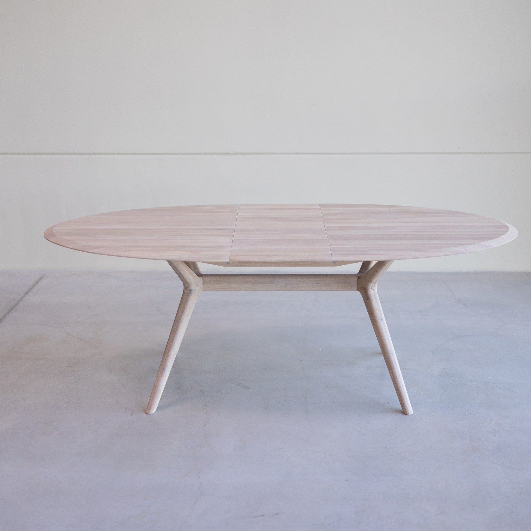 Table extensible ovale en bois massif de chêne Carmen